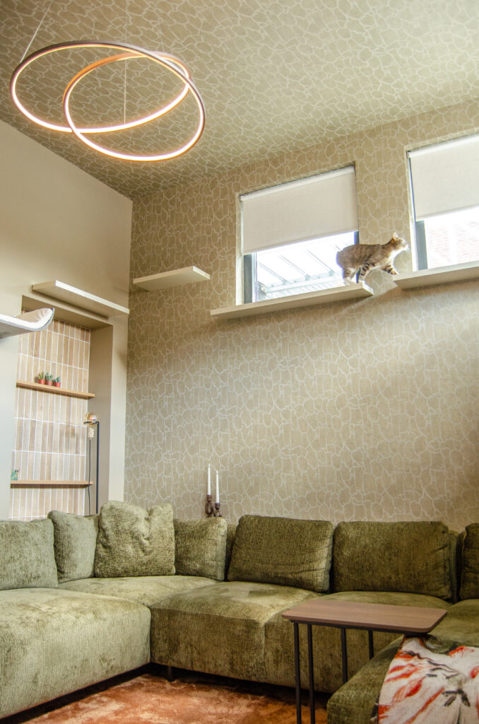 Stijlvol interieurontwerp van een moderne met behang op plafond in Hoogerheide, gerealiseerd door interieurontwerper LINT interieur Bergen op Zoom