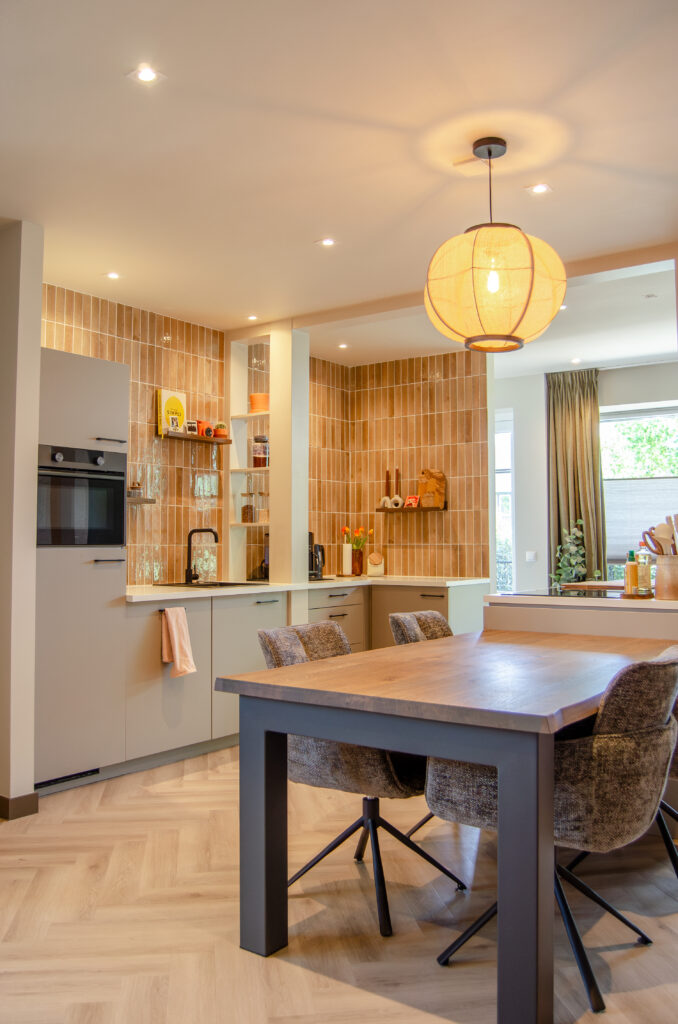 Stijlvol interieurontwerp van een moderne woonkamer en keuken met behang en tegels in Hoogerheide, gerealiseerd door interieurontwerper LINT interieur Bergen op Zoom