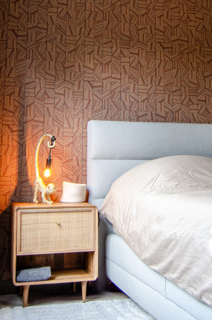 Stijlvol interieurontwerp van een moderne slaapkamer met behang in Hoogerheide, gerealiseerd door interieurontwerper LINT interieur Bergen op Zoom