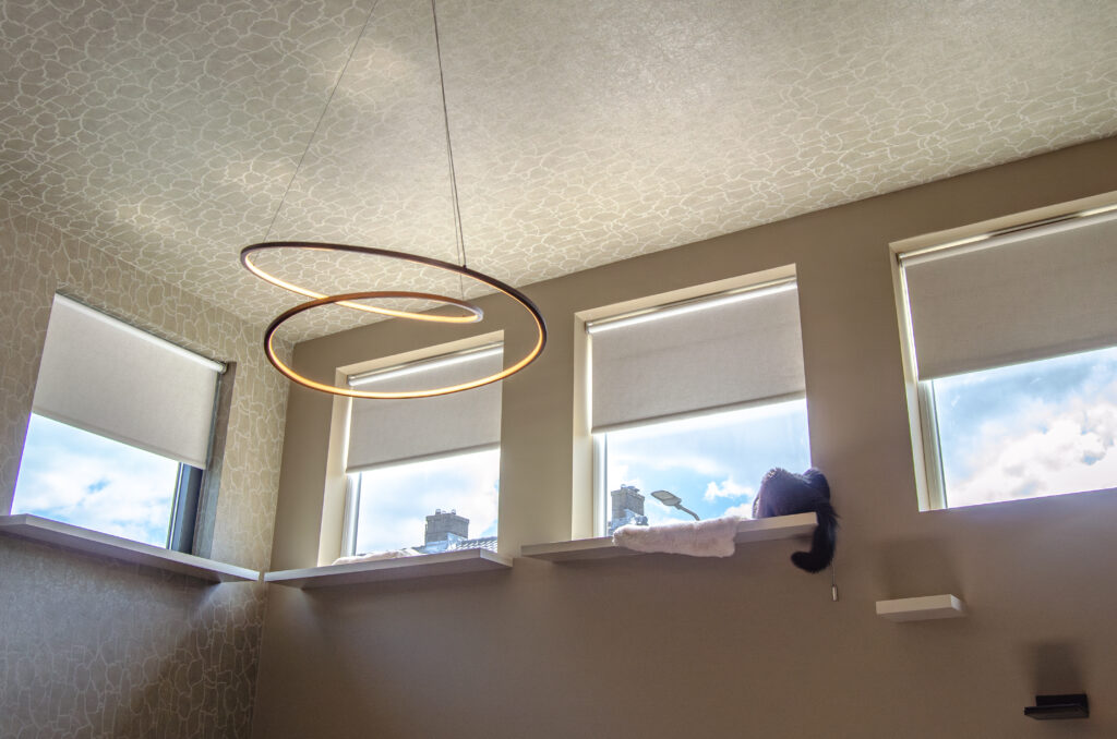 Stijlvol interieurontwerp van een maStijlvol interieurontwerp van een moderne met behang op plafond in Hoogerheide, gerealiseerd door interieurontwerper LINT interieur Bergen op Zoomoderne woonkamer met behang op plafond in Hoogerheide, gerealiseerd door interieurontwerper LINT interieur Bergen op Zoom